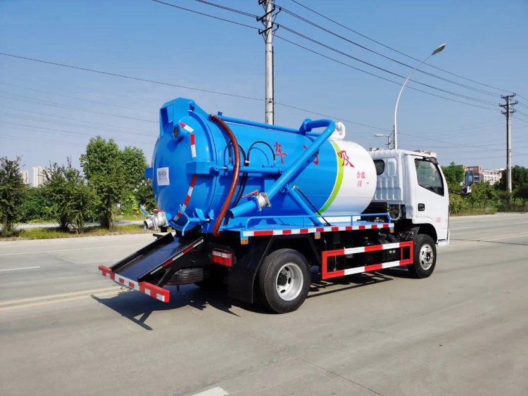 東風福瑞卡4.5方吸污車